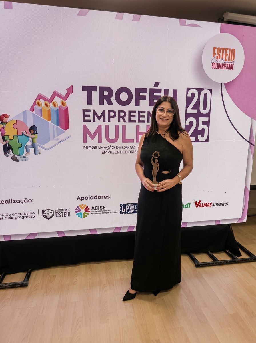 Diretora Neusa Mello Bombardelli recebendo o Troféu Empreenda Mulher 2025